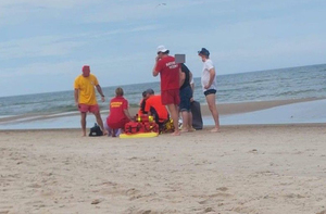 Akcja ratownicza na plaży.