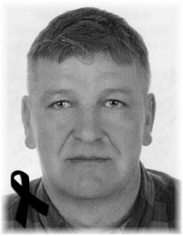 Zdjęcie zmarłego policjanta. W lewym dolnym rogu widać kir żałobny.