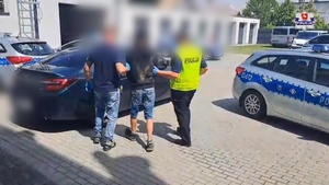policjanci z zatrzymanym.