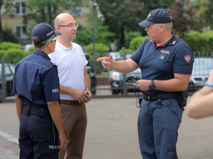 Polscy i włoscy policjanci z ludźmi na ulicach Warszawy.