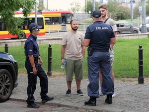 Polscy i włoscy policjanci z ludźmi na ulicach Warszawy.
