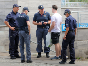 Polscy i włoscy policjanci z ludźmi na ulicach Warszawy.