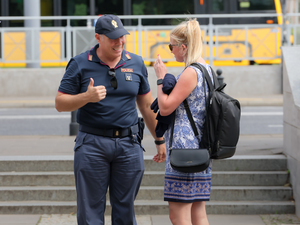Polscy i włoscy policjanci z ludźmi na ulicach Warszawy.