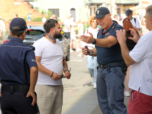 Polscy i włoscy policjanci z ludźmi na ulicach Warszawy.
