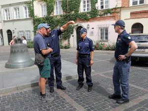 Polscy i włoscy policjanci z ludźmi na ulicach Warszawy.