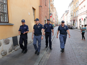 Polscy i włoscy policjanci na ulicach Warszawy.