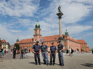 Polscy i włoscy policjanci na ulicach Warszawy.