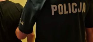 Policjant z zatrzymanym - zdjęcie poglądowe.