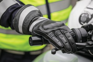 Zdjęcie przedstawia nowoczesną rękawicę dedykowaną funkcjonariuszowi Policji pełniącemu służbę na motocyklu