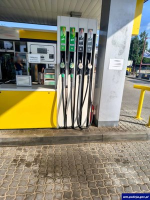 Dystrybutor paliwa na stacji benzynowej.