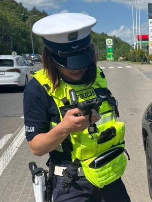 Policjantka podczas kontroli drogowej.