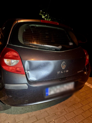 Samochód z uszkodzoną karoserią z tyłu.