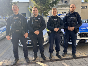 Czterej policjanci, którzy uczestniczyli w akcji ratunkowej pozują do zdjęcia.