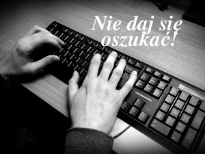 Dłonie na klawiaturze i  napis: Nie daj się oszukać!