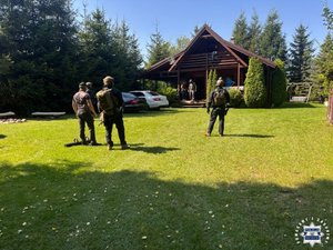 Policjanci na terenie posesji grze znaleziono poszukiwanego.
