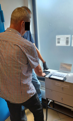 Pobieranie odcisków palców.