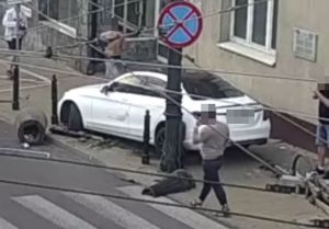 samochód stoi na chodniku.