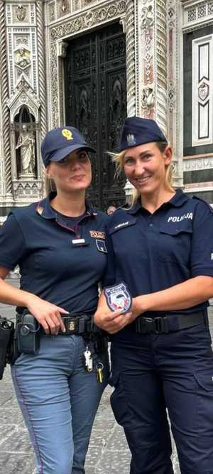 Polska i włoska policjantka pozują do zdjęcia.