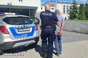 policjant z zatrzymanym.