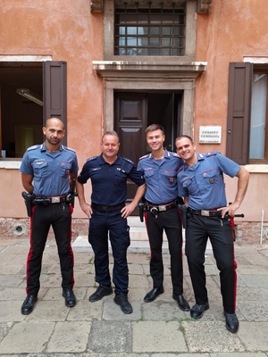Polscy i włoscy policjanci.