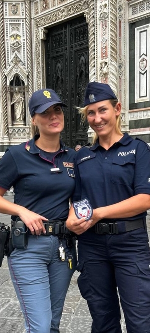 Polscy i włoscy policjanci.