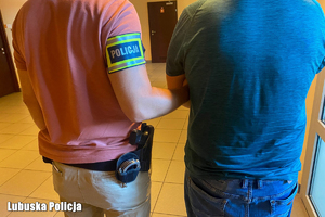 policjant z zatrzymanym.