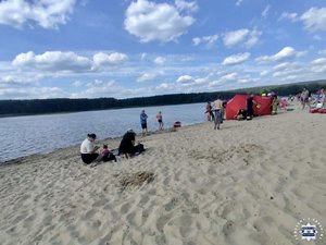 Ludzie i ratownicy na plaży.