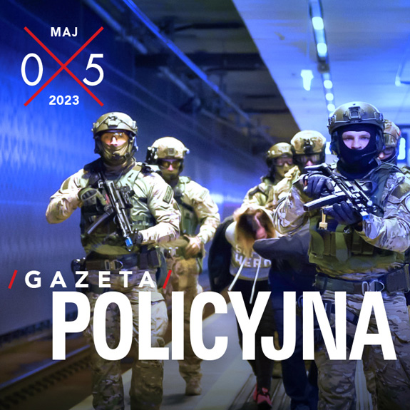 Fragment okładki Gazety Policyjnej przedstawiający grupę kontrterrorystów idących po peronie metra z bronią gotową do strzału.