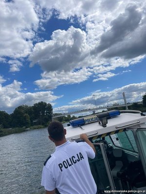 Policjant na łodzi.