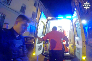 Policjanci udzielają pomocy poszkodowanemu.