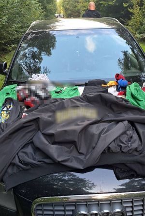 Zabezpieczone rękawice, kominiarki i ochraniacze na zęby leżące na masce samochodu.