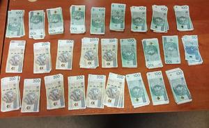 Banknoty rozłożone na blacie.