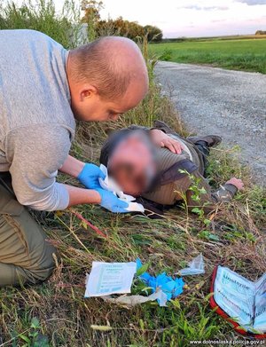 Policjant udziela pomocy mężczyźnie