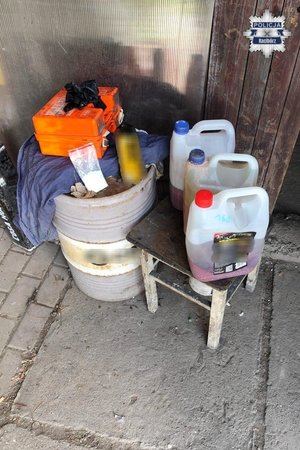 Plastikowe kanistry z cieczą.