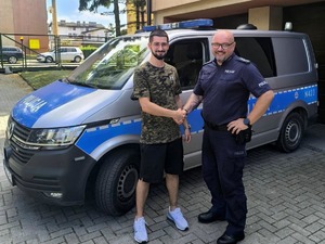 policjant z ojcem dziecka.