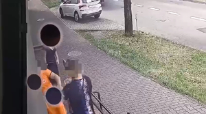 Stopklatka z monitoringu. Grupa mężczyzn.