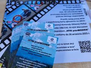 Ulotki informacyjne leżą na stole.