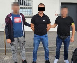 policjanci z zatrzymanym.