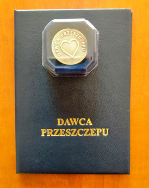 Legitymacja dawcy szpiku i odznaka.