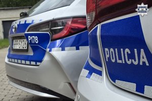 Radiowozy policyjne widziane od tyłu.