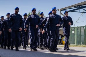 Na zdjęciu maszerujący policjanci