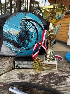 Dwa puchary i medal.