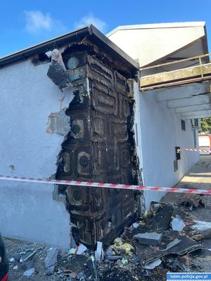 Podpalona część budynku.