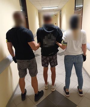 Policjanci z zatrzymanym.