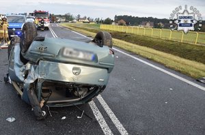 zdjęcie pojazdu, który dachował.