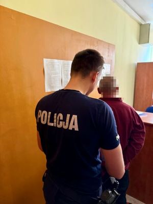policjant z zatrzymanym.