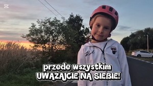 kadr z filmu. dziewczynka jeździ na rolkach.
