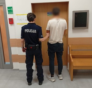 Funkcjonariusz z zatrzymanym.