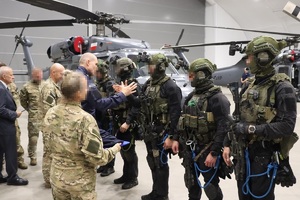 Funkcjonariusze oraz nadinspektor Roman Kuster w hangarze podczas oficjalnego zakończenia kursu.