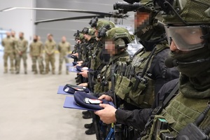 Funkcjonariusze CPKP „BOA” w hangarze podczas oficjalnego zakończenia kursu.